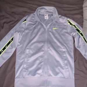 Grå/Lime grön Nike Tröja - Säljer en snygg grå/lime grön tröja från Nike i storlek S. Tröjan är i väldigt bra skick och har bra passform. Pris kan diskuteras🤙🏽🤙🏽