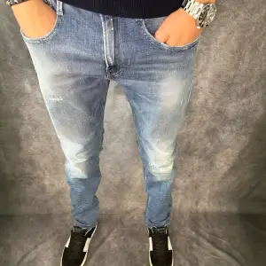 // Replay anbass jeans | Storlek W34/L32 ( sitter mer som 33/32) | Benlängd: 102cm / Midja: 44cm | Nypris runt 1800kr | Kontakta för fler frågor eller funderingar // Deluxecloset  