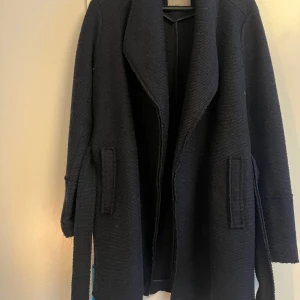 Mörkblå kappa från Zara - Mörkblå tyg kappa från Zara med band i midjan i storlek S! Bra skicka och perfekt till hösten!🌸