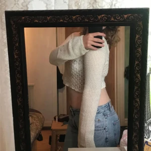 Crochet top - Perfekta cover up tröjan att kasta över bikinin elr t fest! Virkad topp i vackert mönster från chiquelle. Fint skick utan defekter. Nypris 400kr. Tveka inte att ställa frågor om du undrar över något. Priset är diskuterbart så lägg gärna prisförslag ☺️