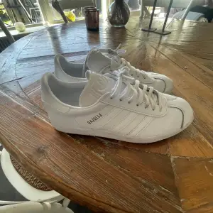 Hej säljer Adidas skor i modellen ”gazelle” som är väldigt populär nu. Skorna är använda 1 gång utomhus och nypris på dem är runt 1300kr. Hör av er vid fler frågor eller bilder