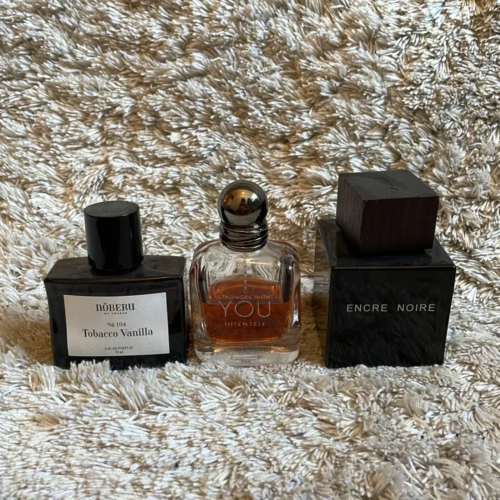 Säljer tre olika parfymer: Nõberu No. 104 Tobacco Vanilla, Emporio Armani You Intensely och Encre Noire. Perfekt för dig som vill ha en varierad doftgarderob! Nõberu har en rik och varm doft av tobak och vanilj, medan You Intensely är en intensiv och sensuell doft. Encre Noire är mystisk och djup, perfekt för kvällar. Alla flaskor är stilrena och eleganta.. Parfym.