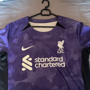 Fotbolls tröja  - Haft den ett tag sitter bara i garderoben inte använt på 1 år snart 2, fick den som present och gillar den bara inte mer. Pris kan diskuteras vid snabb affär