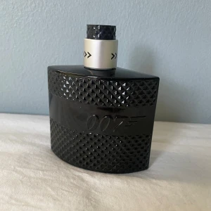 James bond 007 parfym - Säljer denna James bond 007 parfymen. Nypris ligger på drygt 300kr vad jag kan hitta. Säljer för 100kr. Luktar bra för att vara så billig. Tror det är 50 original. Får uppskattas själv hur mycket som är kvar. Se bilder. Svarar gärna på frågor! 