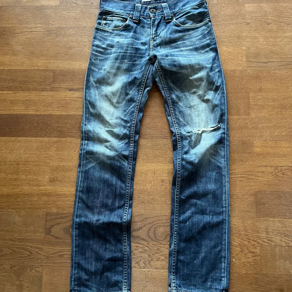 Säljer dessa feta Levis vintage jeans med sköna slitningar. W29L32. Tveka inte på att höra av dig vid frågor eller!. Jeans & Byxor.