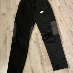 Svarta mjukisbyxor från Nike - Säljer mina Nike Air byxor då dem har blivit försmå, vid funderingar så är de bara att höra av sig svara på allt
