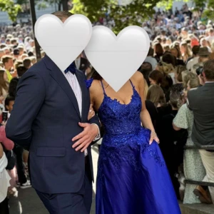 Balklänning  - Säljer min balklänning som jag hade förra året, var supernöjd med den och nu är det dags för någon annan att bli lika nöjd! Endast använd en gång. Färg: Kungsblå. Storlek 34. Knyten i ryggen. Hör gärna av er vid fler frågor!