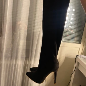 Svarta stövlar med stilettklack  - Säljer dessa snygga svarta stövlarmed stilettklackar då de ej kommit till vidare användning. Dragkedja på bägge insida av stövlar och de går strax över knäna. De är i mycket bra skick, använda endast 1 gång💗💗