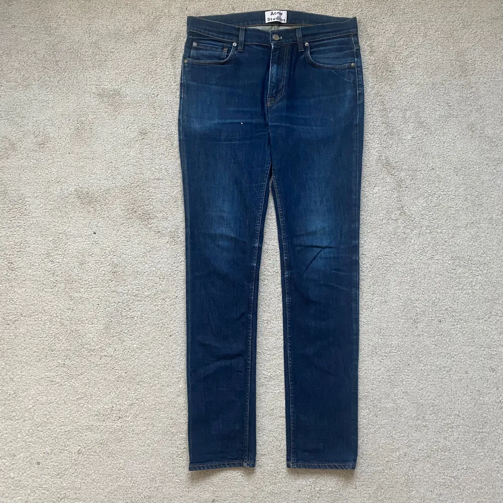 Säljer ett par Acne Studios ”Ace Raw Gothic. | Slim fit | Size: 33/32. | Skick: 9/10. | Pris: 499kr | Skriv till mig vid frågor & funderingar!. Jeans & Byxor.