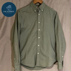 Grön skjorta  - Nu säljer vi en väldigt fet grön skjorta från EastWest🍾💙den är i storlek S och passar dig som är cirka 170cm.🙌💙 Hör av er vid fler frågor!👋🍾