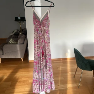 Lång klänning - En lång somrig klänning från Anisa. Aldrig använd