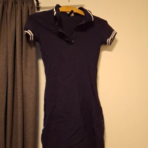 Mörkblå klänning - En jättefin tajt mörkblå klänning från h&m. Använd ett fåtal gånger men är för liten för mig