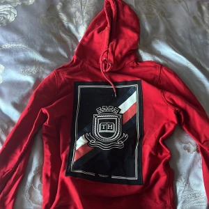 Tommy hilfiger hoodie - Bra skick, inga defekter. Säljs för den inte kommer i användning och har växt ut ur den