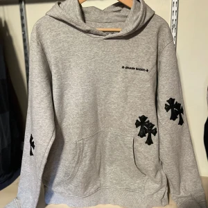 Chrome Hearts hoodie - Väldigt fet chrome Hearts hoodie, den passar storlek S. Använd några gånger men inga defekter. Snöre kommer med, togs bara ut så de inte skulle förstöras i tvätten!