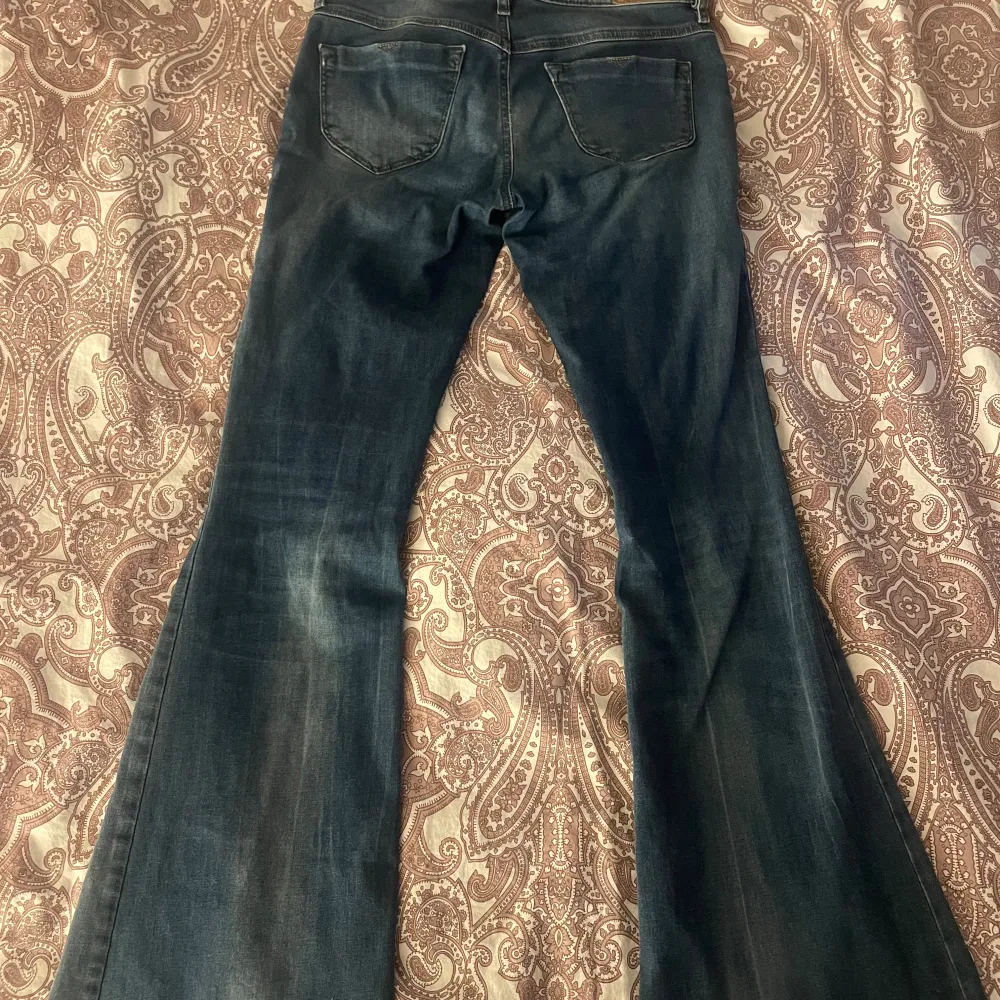 Säljer nu mina diesel jeans då de tyvärr blivit lite för korta på mig som är 176 🥹 de är low waist och bootcut 🥰🙏🏼💞💘 De är storlek 27/32 men skulle säga XS/S. Jeans & Byxor.