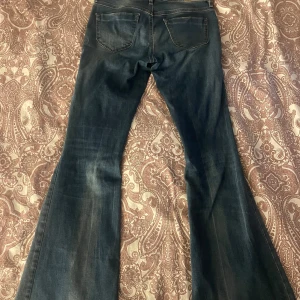 Diesel Jeans - Säljer nu mina diesel jeans då de tyvärr blivit lite för korta på mig som är 176 🥹 de är low waist och bootcut 🥰🙏🏼💞💘 De är storlek 27/32 men skulle säga XS/S