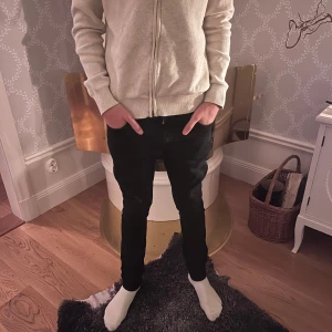 Nudie Jenas ”skinny lin” - Säljer mina svarta nudie Jenas i modellen skinny lin i storleken W31 L32. Jeansen är i toppskick.  Tveka inte att höra av dig 