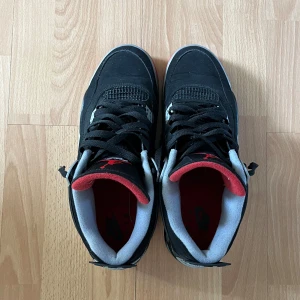 Jordan 4 Bred 2019 - Mina drömskor, men de är lite stora så försöker sälja de. Jättebra skick för åldern. De är äkta men har inget og/bevis tyvärr. Hör av er vid frågor, pris kan diskuteras 