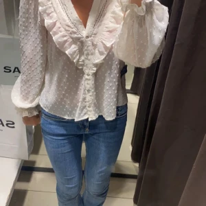  zara - En jätte fin blus från zara, vit hyfsat genomskinlig blus i en vit/kräm vit färg!  Kom privat för intresse eller gör bilder på tröjan 💗 (inte mina bilder)  TRYCK INTE PÅ KÖP!!