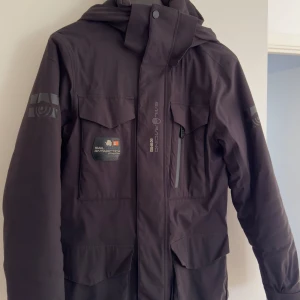 Sail racing jacka  - Sail racing jacka för ett rättvist pris Har haft den ett tag men den är i bra skick Storleken är xs, men passar S utmärkt. Även M funkar 