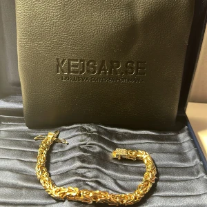 18K guldpläterad armband  - Säljer 18k guldpläterad armband köpt från kejsar.se Tjocklek: 6mm Längd: 20.5 cm Pris kan diskuteras vid snabb affär 