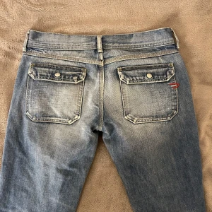 Lågmidjade diesel jeans  - Säljer dessa supersnygga diesel jeansen! Supersnygga fickor! Fint skick förutom att dom är uppsprättade där nere och är lite trasiga längst ner❤️ Bootcut/flare Midjemått: 38-39 cm Innerbenslängd: 74 cm Säljer då dom tyvärr är försmå för mig❤️