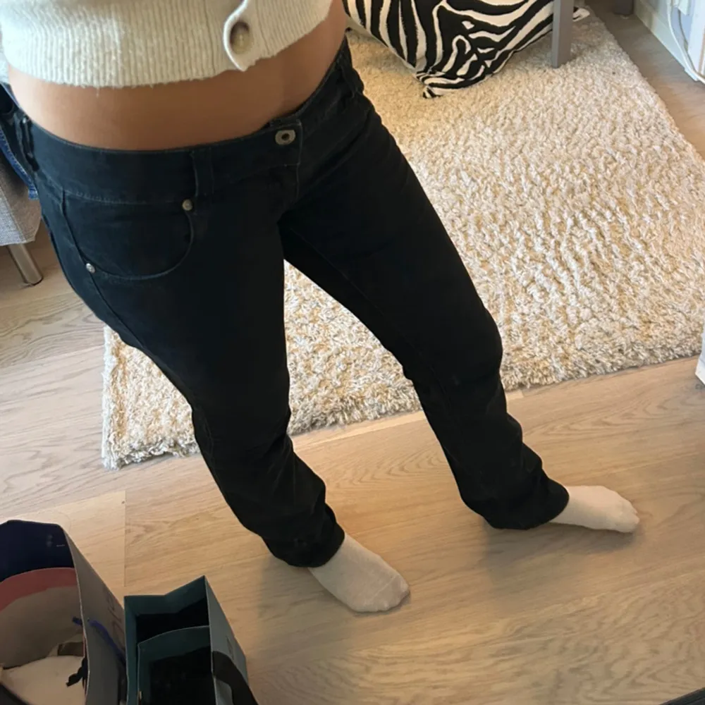 Lågmidjade jeans fårn vero Moda. Super fint skick🥰 betalning sker via Swish ej inkl frakt. Hör av dig för fler frågor💋tryck EJ på köp nu. Jeans & Byxor.