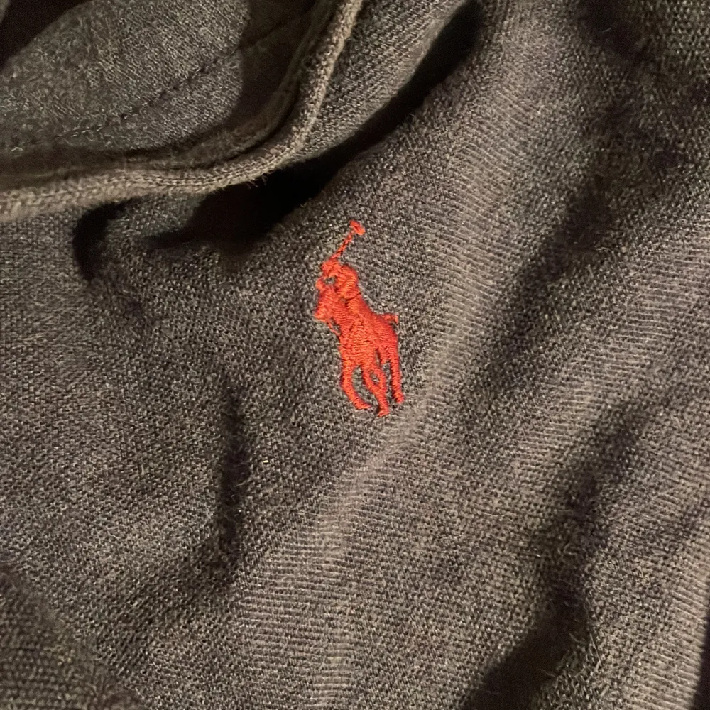 Säljer en snygg mörkblå skjorta från Ralph Lauren i featherweight mesh-material. Skjortan har långa ärmar och är dekorerad med det klassiska röda broderade logotypen på bröstet. Perfekt för både vardag och fest! Pris går att diskutera!. Skjortor.