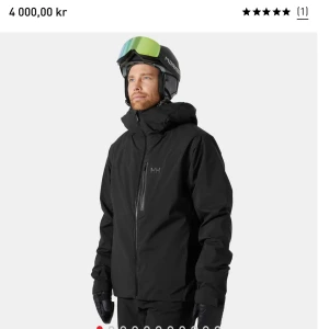 Svart skidjacka - Helly Hansen skidjacka, storlek s men har för mig jag tog herr för ville ha lite oversized, sitter som en m på mig, använd en skidresa, fint skick dock smink på insidan, inte testat tvätta den! 💞💞