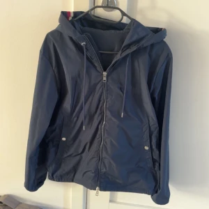 Moncler windbreaker - Säljer nu min moncler windbreaker i storlek 1 som motsvarar s den är i fint skick och nästan aldrig använd skriv om du har nå frågor 