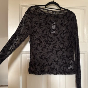 Svårt broderad topp Gina - Helt ny svart broderad topp från Gina! Storlek lx men tight i modellen. 