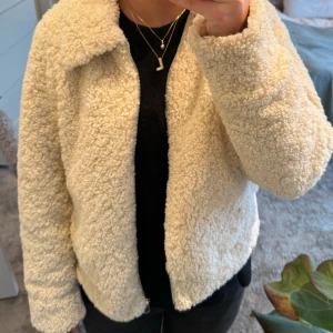 Teddy jacka - Super härlig och mjuk jacka från Zara som nästan aldrig är andvänd. En äldre modell som finns inte kvar. Nypris ca 500