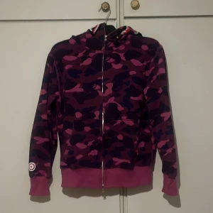 Bape  - Säljer min bape för kommer inte till andvändning är i storlek M men är som S i storleken den är inte trasig någon stans eller så och den är äkta, kan diskutera pris 