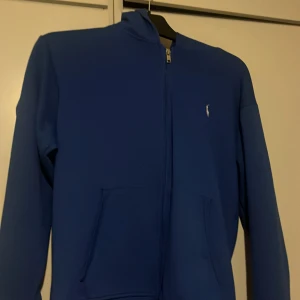 Ralph zip up - Säljer min Ralph kofta kommer ibte till andvändning och den är i storlek s pris kan diskuteras 