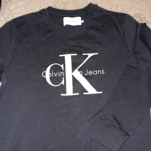 Calvin klein tröja  - Jätte skön och fin tröja från Calvin klein, det är en man storlek XXL men kan användas som oversized tröja till andra.