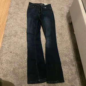 Mörkblåa jeans - Säljer dessa jeans från Nelly, använda en gång.