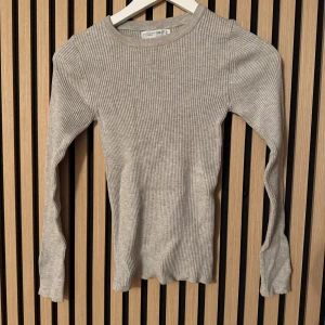 Grå tröja - Tight tröja som är i skönt material 💓