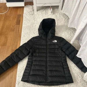 sailracing dunjacka  - jacka som är för dam i strlk S knappt använd köpt för ca 2200kr.