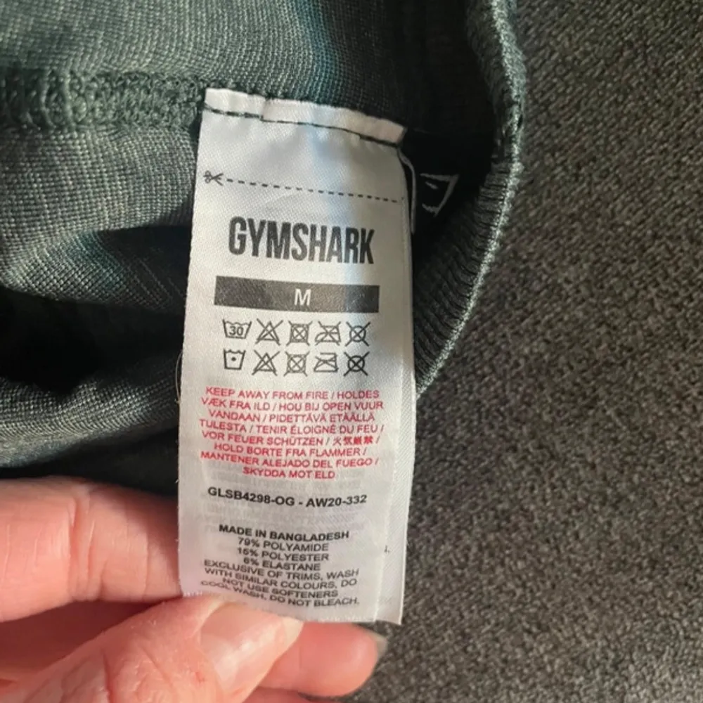 Jättesnygga träningskläder ifrån gymshark. Storlek M i överdelarna och storlek S i tightsen. Överdelarna är användna en gång och tightsen nån enstaka gång, så allt är i jättefint skick. Jätteskönt och stretchigt material. . Sportswear.