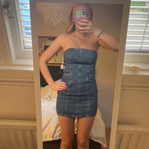 Jeansklänning - Jeansklänning från H&M helt oanvänd. Storlek 36/S. Kom privat för fler bilder!💓