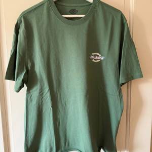 Dickies grön T-shirt avklippt NY - L