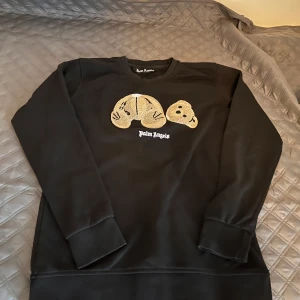 Palm angels Tröja - Nu säljer jag en palm angels tröja i storlek M, säljer den då den inte kommer till användning längre. Inga defekter skulle säga 8/10 i skick. Skriv vid frågor:)
