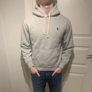 Ralph Lauren | Hoodie - Riktigt snygg raffe Hoodie! | Utmärkt skick ungefär som ny! | Storlek S. | Nypris ligger på 3k. | Ställ gärna frågor innan du köper!