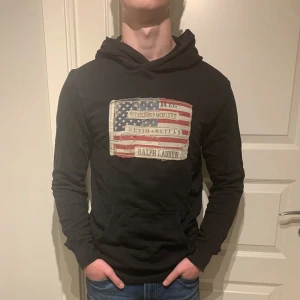 Ralph Lauren Hoodie  - Eftertraktad raffe Hoodie! | Utmärkt skick behövs bara strykas till lite! | Storlek S. | Ställ gärna frågor innan du köper!