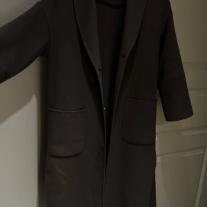 Lång brun kappa - Mysig kappa från Visual Clothing Project men fantastisk kvalité!