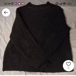 Svart stickad tröja - Säljer en mysig svart stickad tröja som är perfekt för kyliga dagar. Tröjan har en enkel design med långa ärmar och en bekväm passform. Perfekt för både höst och vinter!