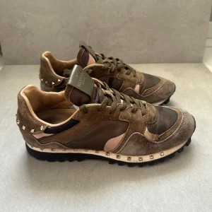 Valentino rockrunner - okej skick || strlk 40!  hör av er vid intresse!🙌🏽🙌🏽