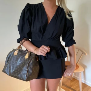 Svart topp  - Super snygg svart topp perfekt till både vardags och fest💕slutsåld! 