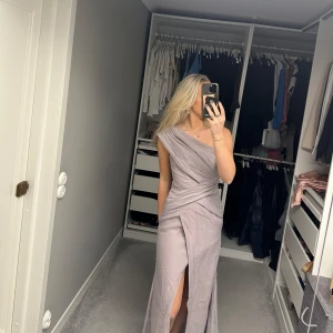 Oanvänd Balklänning  - Beställde 4 klänningar inför min studentbal och behöll en men glömde skicka tillbaka resten. De är helt nya från ASOS och har aldrig använts. Har glömt fota att lappen sitter kvar på denna men kan skicka vid önskemål.