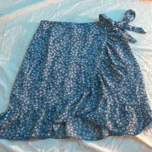 Sommrig kjol - Blommig, blå, kjol. Lite tight